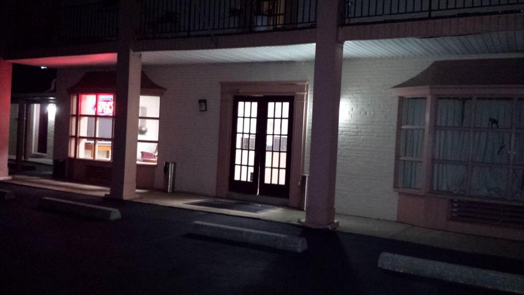 Red Carpet Inn & Suites New Cumberland Esterno foto